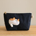 ポーチを通り抜けようとする猫のポーチ (茶×白猫 18cmファスナー ブルー系)