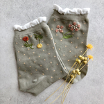手縫い刺繍＊〜マリーゴールド(ビーズ付き)＊〜左右柄違い靴下