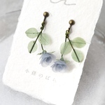 和紙の花「小径のばら」 ペールブルー イヤリング/ピアス