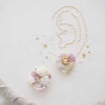 パープルとホワイトの刺繍ピアス or イヤリング　1点もの／オーロラ／お花／アシンメトリー／ビーズ／送料無料