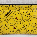 スマイル柄のラミネートフラットポーチ