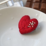 ハートチョコの刺繍ブローチ［レッドアラザン］