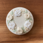 ビーズ刺繍くるみボタン（ヘアゴム/ブローチ）