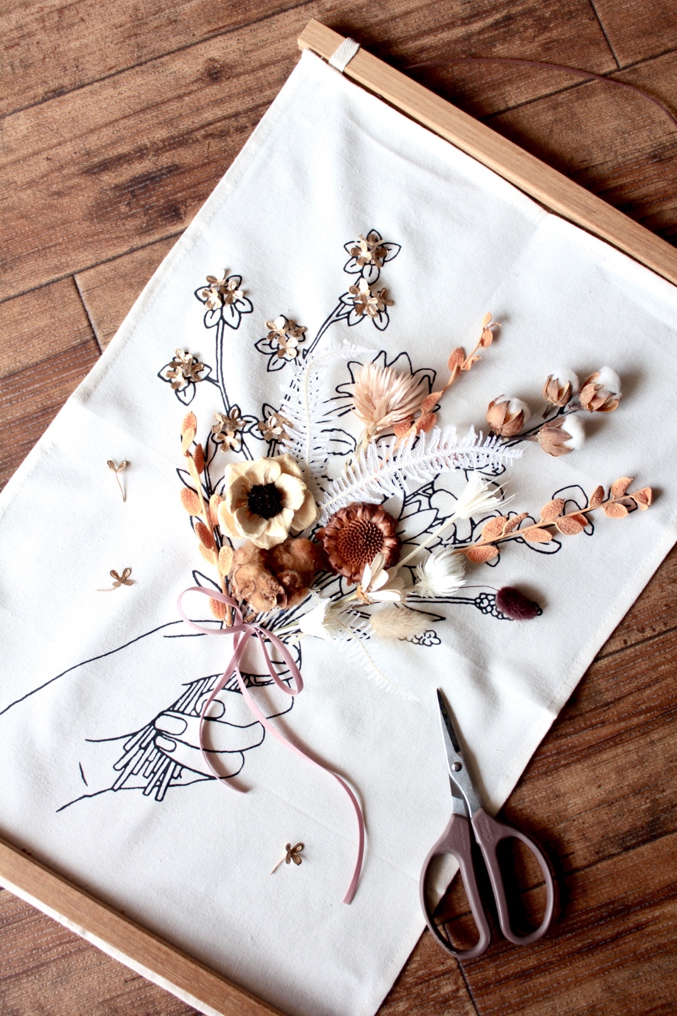 ハンドメイドキット販売】タペストリーの中のドライフラワーの