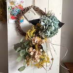 個性的。綺麗カラーの紫陽花とミモザのスワッグ型リース