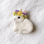 花かんむりのうさぎ　ブローチ 2 白いうさぎ　