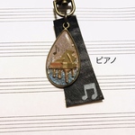 金具変更ＯＫ　ピアノ　しずく型　蓄光　レジン　キーホルダー