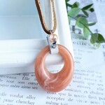 本革紐×オーバルピンクのペンダントネックレス