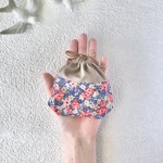𓇬リバティ𓇬 手のひら巾着ポーチ／コーラル　＜Liberty fabrics：チャンピオンズブーケ使用＞　ミニ巾着・お守り袋
