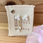 フラワーピアス【trail of sakura : white petals】ポリマークレイピアス　アシンメトリーピアス