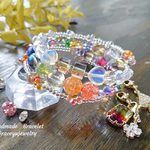 虹色🌈レインボー⓫アレンジバージョンコイルブレスレット　天然石カラークラック水晶　ラピスラズリ　他天然石　　(取り外し可能ジルコニア、スクエアガラス」チャーム付き
