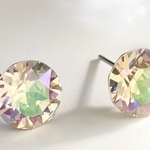 スワロフスキー　クリスタル　ルミナスグリーン　ピアス　5mm                   グリーン　緑　オーロラ　ラメ　虹色　レインボー　虹　偏光　ホログラム　ラメ　特殊　レア