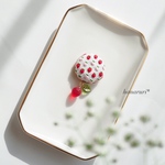 刺繍のポニーフックorブローチ《2色のいちご》