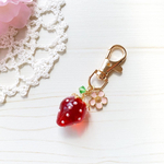 いちごのキーホルダー＊薄いピンクのお花