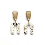 marble U dangle ＜white＞　マーブルUダングルピアス/イヤリング(アレルギー対応)