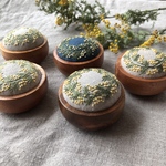 手刺繍＊ウッドボウルピンクッション/リネン生地/ミモザ/ミモザの花  .1