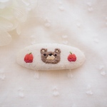 【オーダーのお品物】クマとりんごの刺繍パッチンピン