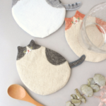 にゃんにゃんコースター　手刺繍　ハチワレ