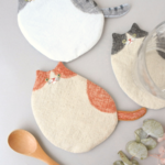 にゃんにゃんコースター　手刺繍　ハチワレ猫　茶色