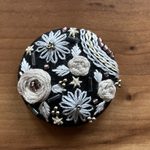 ビーズ刺繍くるみボタン（ヘアゴム/ブローチ）