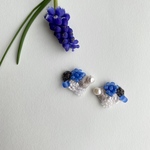 【ムスカリ】青　ビーズ刺繍　ビーズピアス　刺繍　刺しゅう　フラワー  刺繍ピアス　刺繍イヤリング　アンティークビーズ　フランス ビーズ　イヤリング