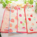 ネームタグ付　４枚セット　タオルエプロン可愛いイチゴ柄