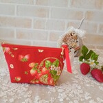 いちご柄14センチファスナーポーチ
