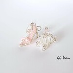 ガラスの靴 と かぼちゃの馬車 の ぐるぐる ピアス ／ シルバー ワイヤー ・ピンクビーズ ・ サージカルステンレス