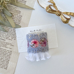 インド刺繍　刺繍リボン　刺繍　ブルー　水色　ピンク　白　ホワイト　フリル　フラワー　花柄　ポニーフック　ヘアアクセサリー　マジェステ　お洒落　結婚式　ウェディング　お呼ばれ　ギフト　プレゼント　