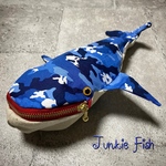 マリーン迷彩柄のクジラのポーチ