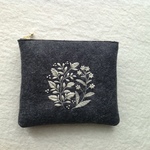 刺繍とフェルトのモノクロポーチ  