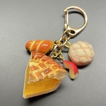 アップルパイと焼き立てパンのキーホルダー　フェイクスイーツ