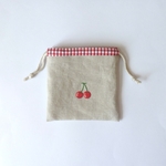 リネンのミニ巾着　さくらんぼ刺繍　内布赤のギンガムチェック