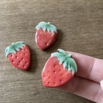 小さな苺のブローチ