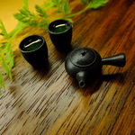『再販×5』ミニチュアフードの急須と湯呑３（黒い急須、お茶の入った湯呑２点）