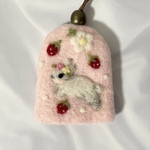 ふわふわうさぎちゃんとお花の羊毛フェルトのキーケース・苺ミルク
