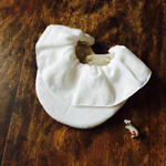 大きなフリルのスタイ 白ハート刺繍