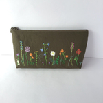 花の刺繍のペンケース