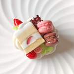ショートケーキとマカロンのブローチ（Aタイプ）