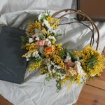 送料無料!ミモザとラナンキュラスの花籠リース