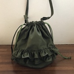 丸底フリル付き巾着ショルダーバッグ