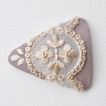 【4/2販売】インド刺繍　三角パッチンピン