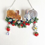 刺繍作品　うさぎといちごの壁飾り(ブローチ)