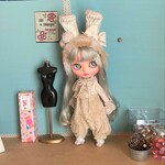 ふわふわベージュのロンパース　ブライス