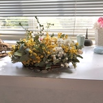 パールアカシアと春の花のリース