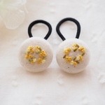 ミモザの刺繍ヘアゴム　キナリ／子供／ベビー／くるみボタン／送料無料