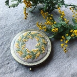 手刺繍＊コンパクトミラー/お花刺繍/持ち歩き鏡/誕生日プレゼントや自分へのご褒美に/鏡/かがみ/お洒落女子/手鏡 hysdoll Hy's Doll ハイズドール ミモザ .3