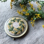 手刺繍＊コンパクトミラー/お花刺繍/持ち歩き鏡/誕生日プレゼントや自分へのご褒美に/鏡/かがみ/お洒落女子/手鏡 hysdoll Hy's Doll ハイズドール ミモザ .5