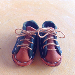 お人形用の茶×緑のミニチュア靴