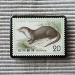 日本　カワウソ切手ブローチ　2210